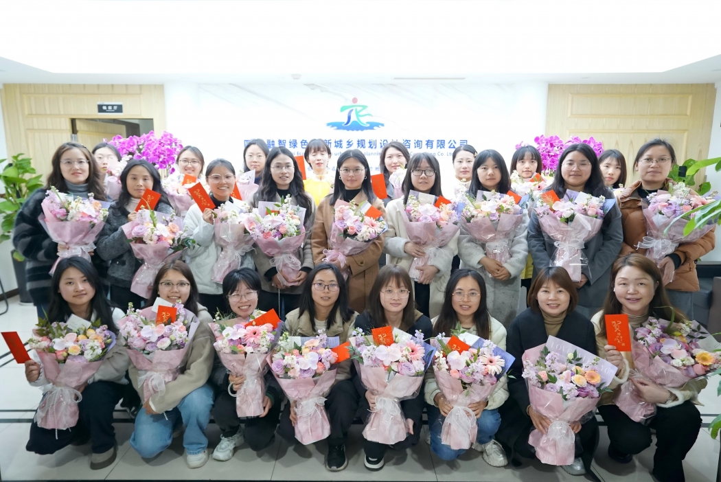 柔肩担重任，芳华绽融智——致敬融智“她”力量